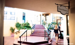 kevsteele_100831_op-couple-entering-from-victoria-court-corridor_d3_4576