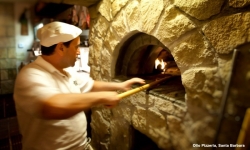 kevsteele_100831_op-vincenzo-in-action-at-pizza-oven_d3_4847